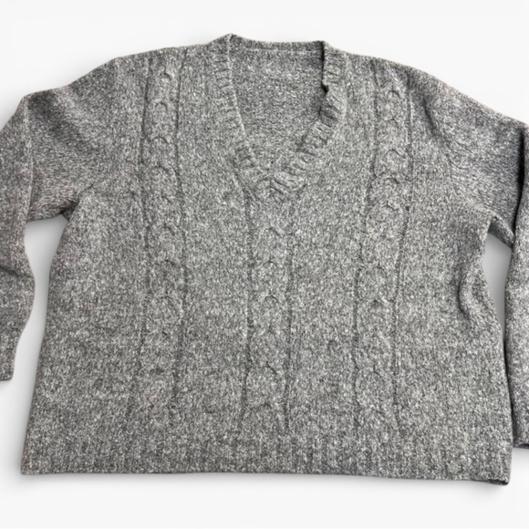 Sweaters - Women’s Gray Cable Knit V-Neck Sweater Size Large Cozy Chunky Knit Pullover